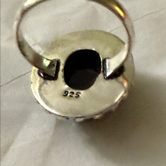 Elegant Black Stone Ring with Silver Accents - Picture 5 of 7